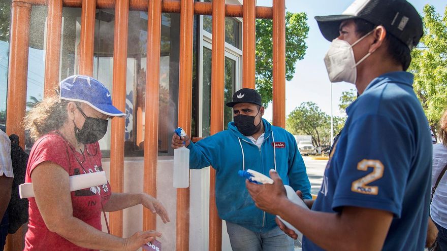 Personal del sector educativo asiste a una jornada de vacunación para recibir su dosis de refuerzo contra la COVID-19, el 12 de enero de 2022, en el municipio de Juchitán, estado de Oaxaca (México).