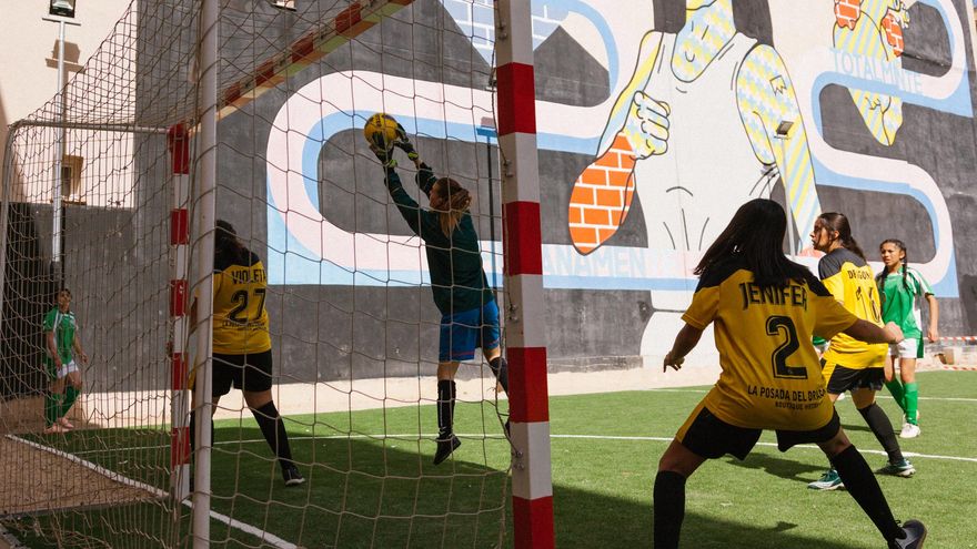 Las Dragonas de Lavapiés en su solar de entrenamiento del barrio de Embajadores