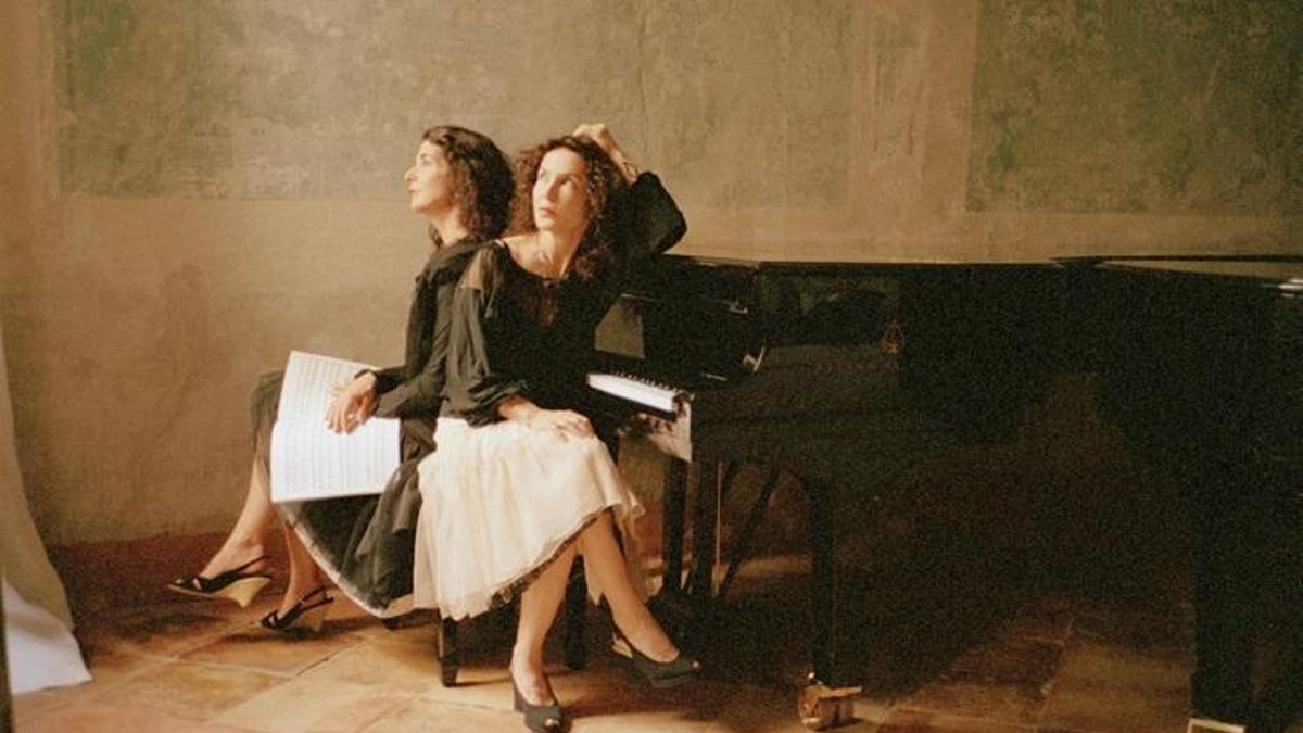 Las hermanas Katia y Marielle Labèque interpretarán el jueves en el teatro Arriaga una selección de música vasca