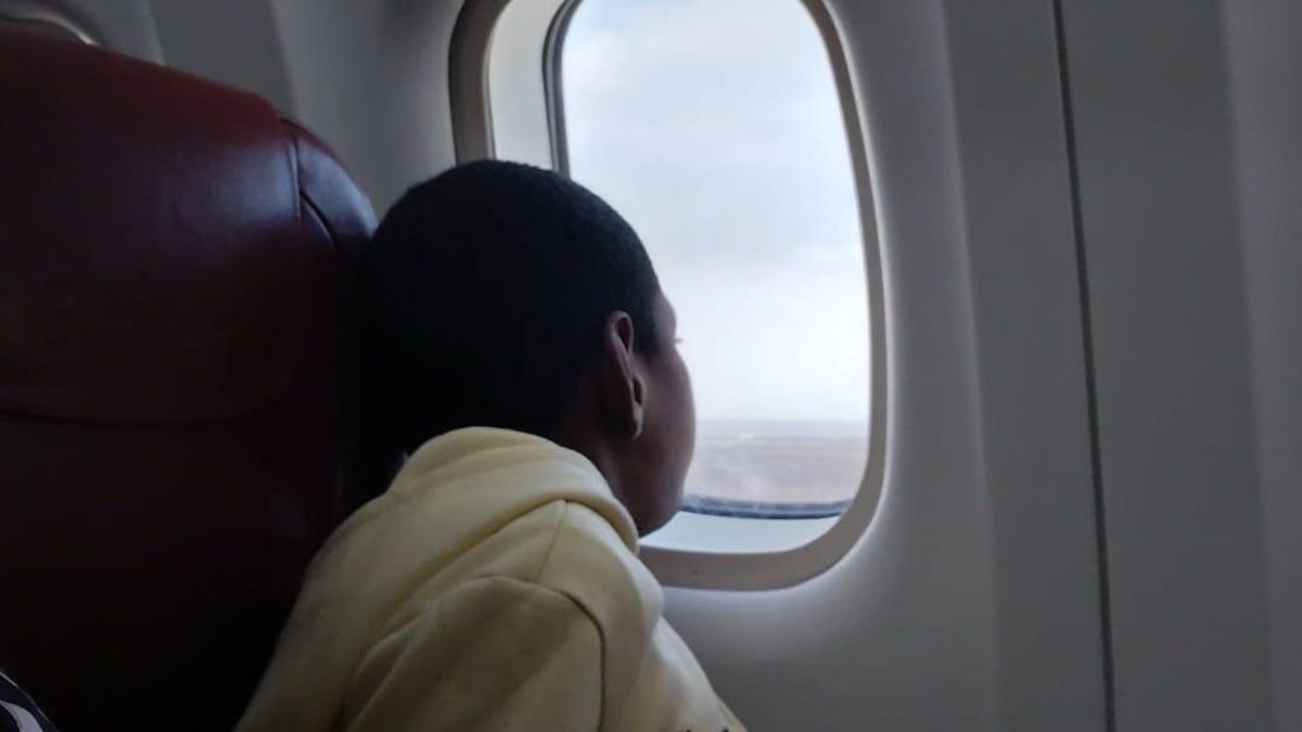 El niño con discapacidad que perdió su operación por falta de documentos logra volar a Gran Canaria 50 días después