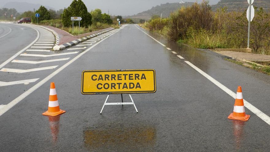 Vista general de la carretera de acceso a Manuel cortada debido a las lluvias torrenciales el martes.
