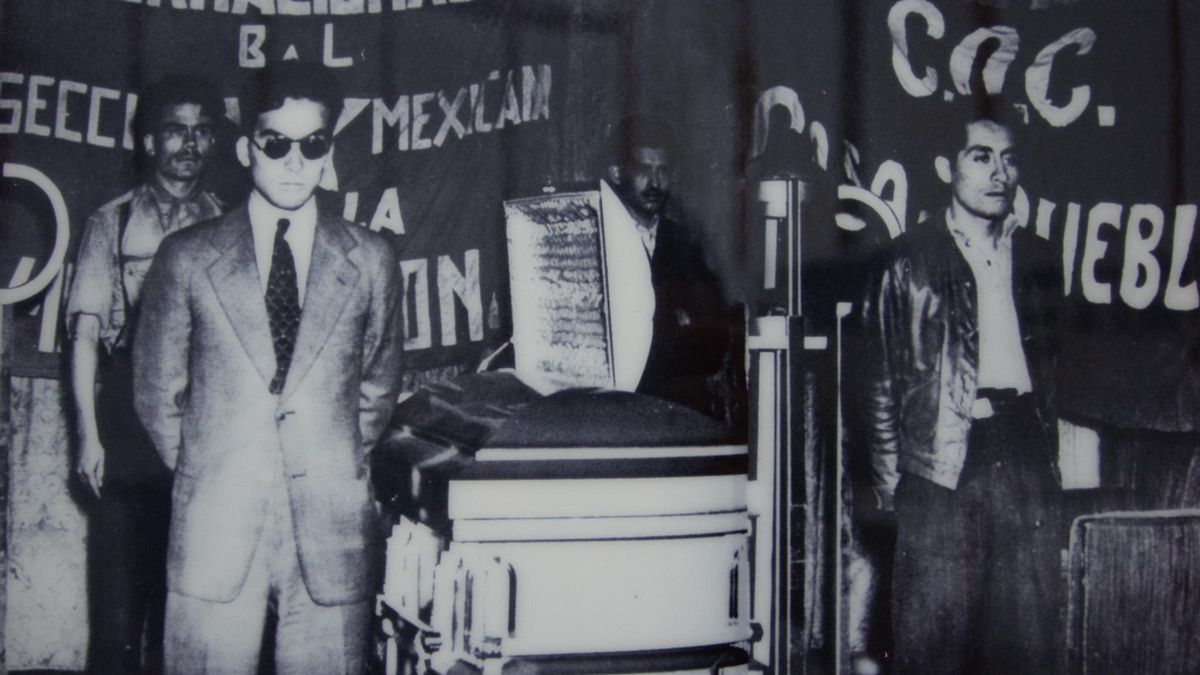 Militantes trotskistas mexicanos guardan el féretro del revolucionario tras su asesinato.