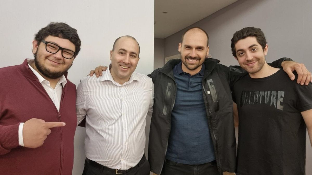 El entonces diputado brasileño Eduardo Bolsonaro acompañado por Cerimedo.