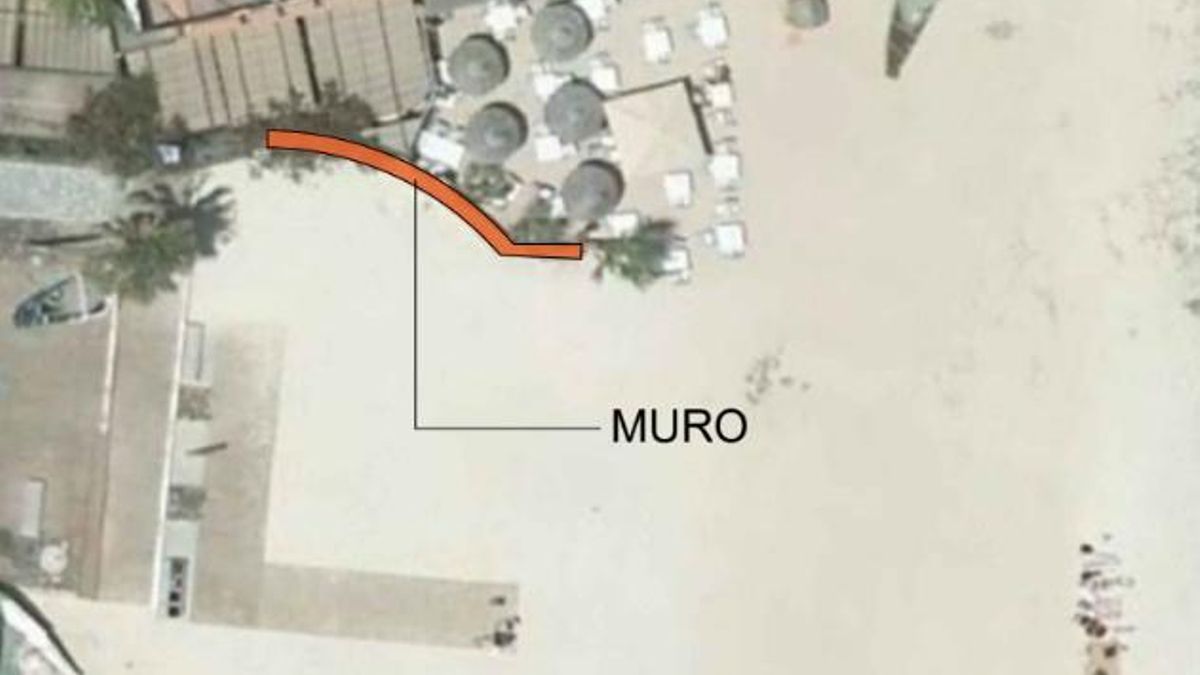El muro junto al restaurante Waikiki, perteneciente a una vieja rotonda, que el empresario se niega a que sea demolido para poder ejecutar el paseo marítimo de Corralejo.