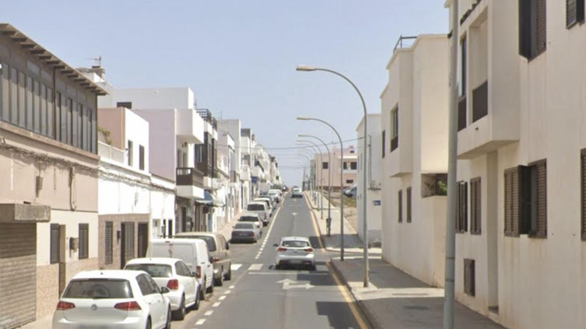 Herido de gravedad un conductor de 25 años tras chocar contra una farola en Arrecife