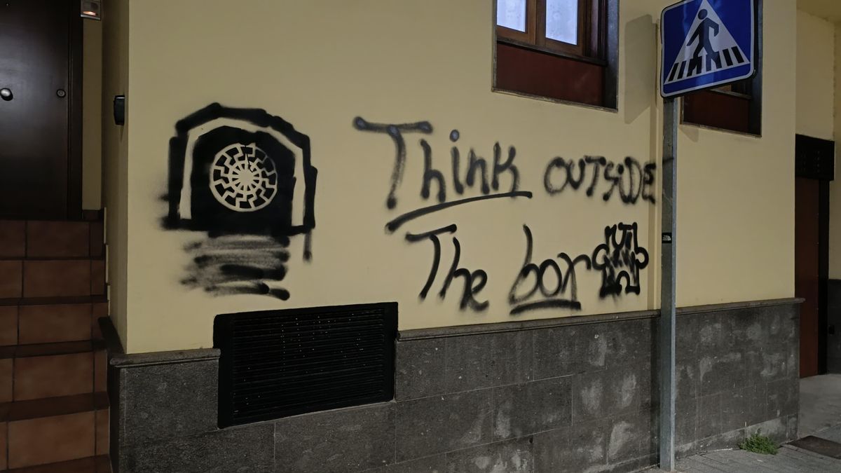 Pintadas racistas y simbología neonazi en un centro de menores migrantes