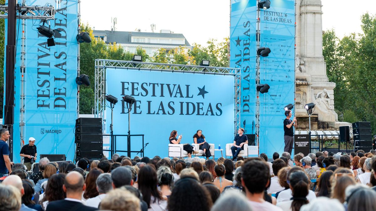 El público disfruta de la charla entre Zadie Smith y Édouard Louis