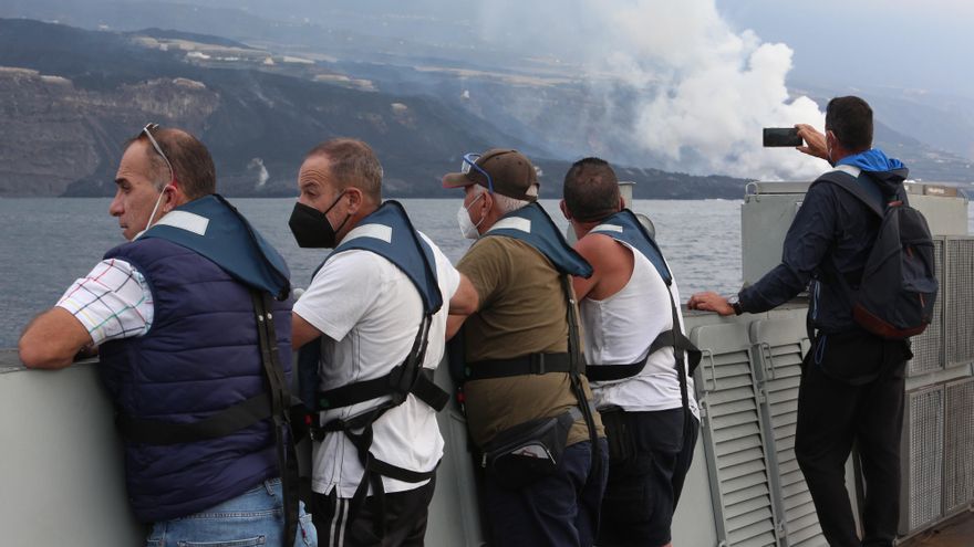 Agricultores observan la fajana en el trayecto de regreso a Tazacorte.