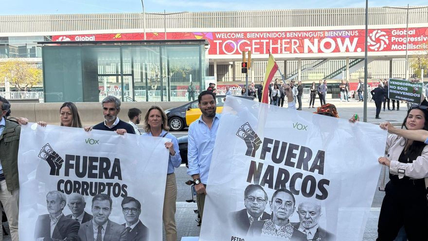 Dirigentes de Vox, con las pancartas frente a la cumbre progresista de Barcelona