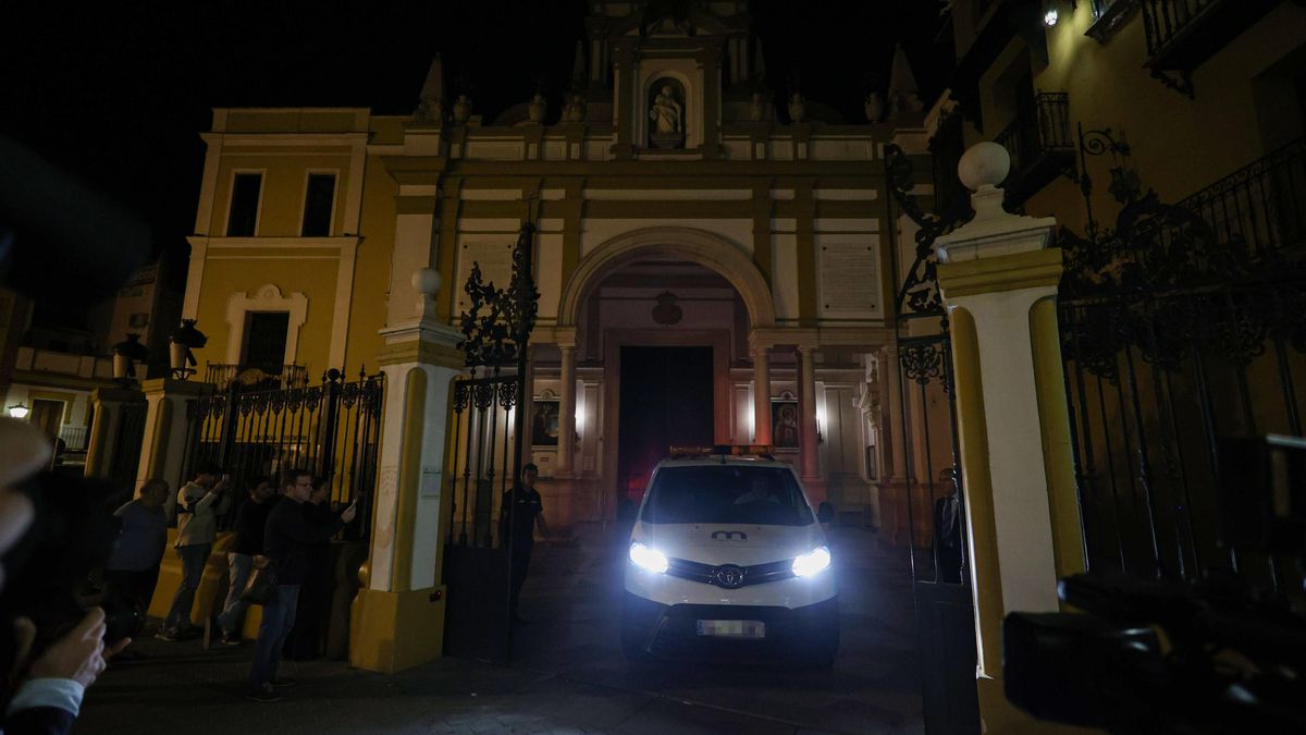 El coche de la funeraria a la salida de la basílica tras la exhumación de Queipo de Llano