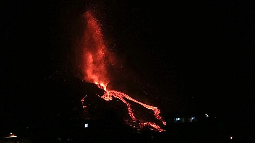 El cono principal del volcán de La Palma sufre un derrumbe parcial y aumenta el caudal de lava