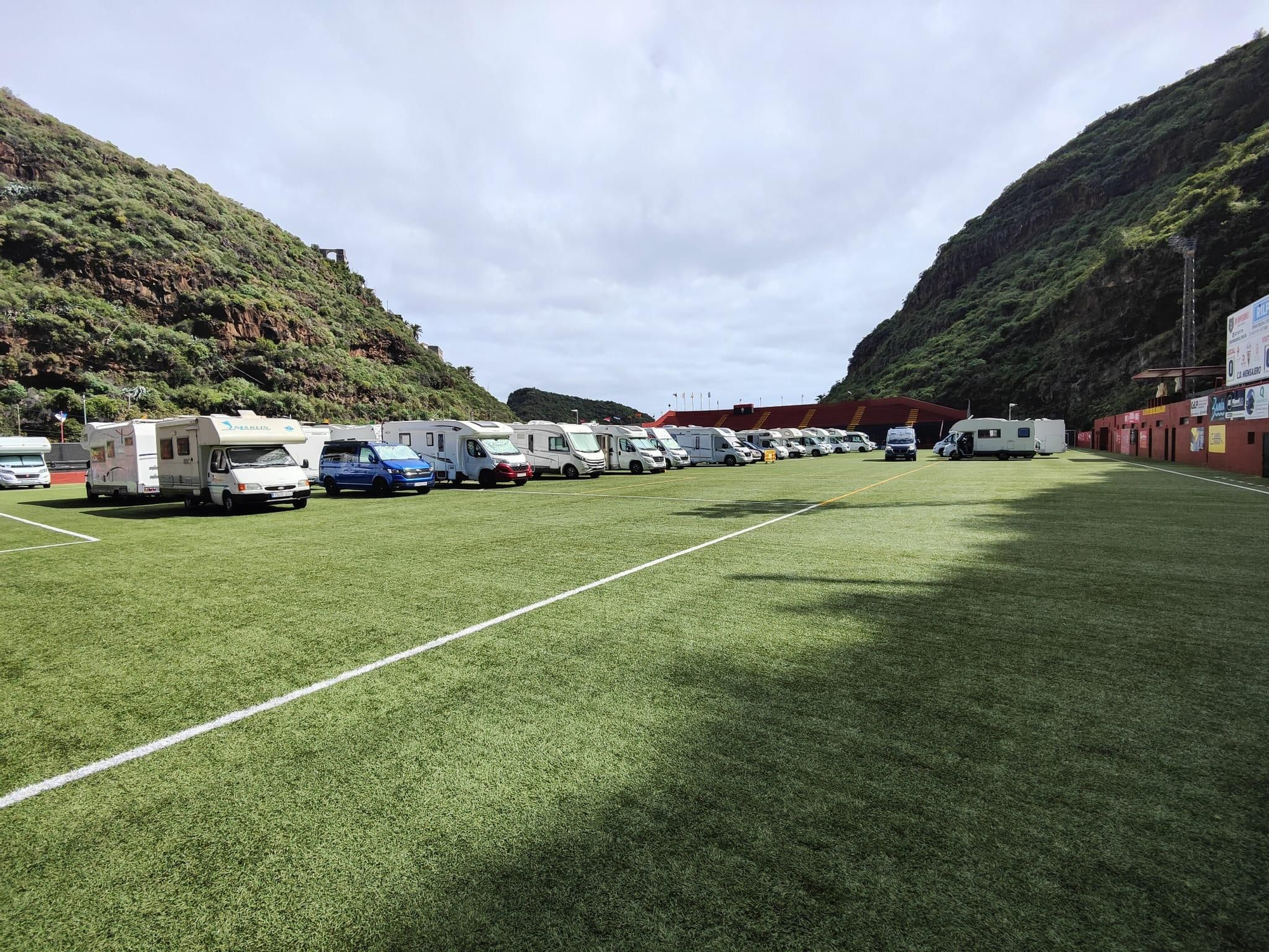 El estadio Silvestre Carrillo se convierte en parking de caravanas para El Carnaval. JOSÉ AYUT
