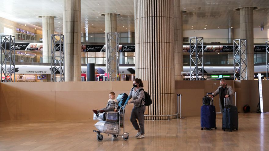 Pasajeros en el aeropuerto internacional de Ben Gurion, cerca de Tel Aviv, Israel. EFE/EPA/ABIR SULTAN/Archivo