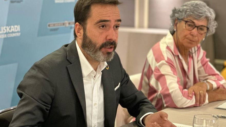 El consejero Javier Hurtado junto a la viceconsejera Elena Moreno.