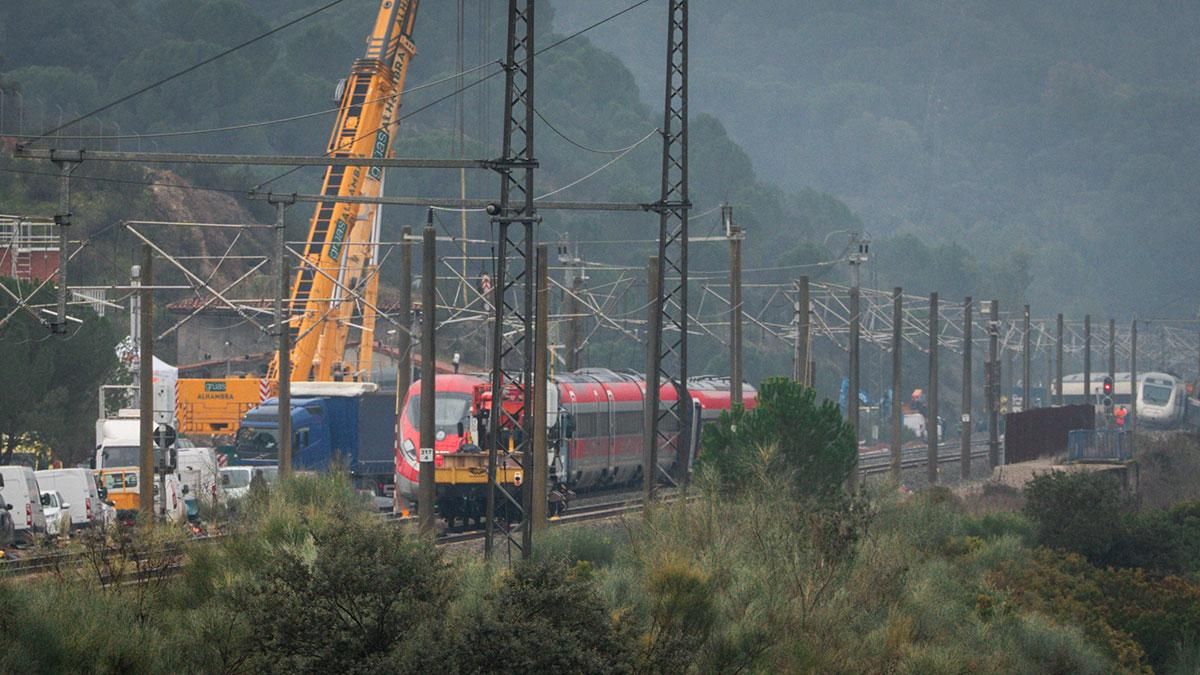Retirada del tren Iryo de la vía de Adamuz donde ocurrió el accidente