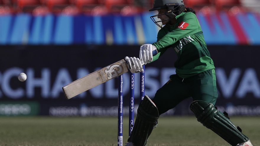 Tener que vestirse "como un hombre" o "cortarse el pelo": la lucha de las mujeres pakistaníes para jugar al críquet