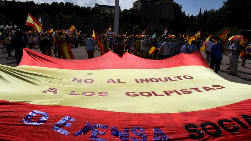 Varias personas despliegan una bandera durante la concentración convocada por la plataforma Unión 78, este domingo en la plaza de Colón, para manifestar su oposición a los indultos a los condenados por el "procés". EFE/Víctor Lerena