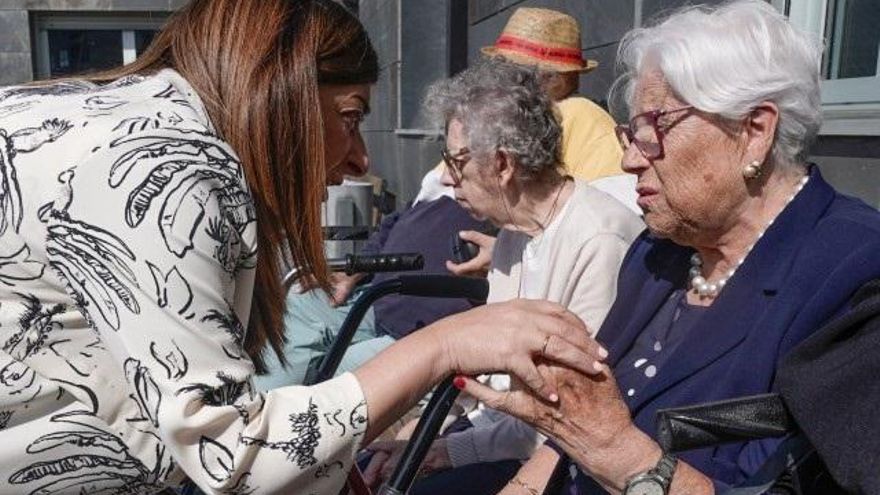 La presidenta del Partido Popular y candidata a presidir Cantabria, María José Sáenz de Buruaga, en la residencia Virgen del Faro
