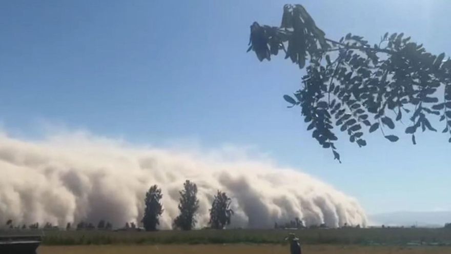 Una gran tormenta de arena y polvo cubre la costa sur de Perú