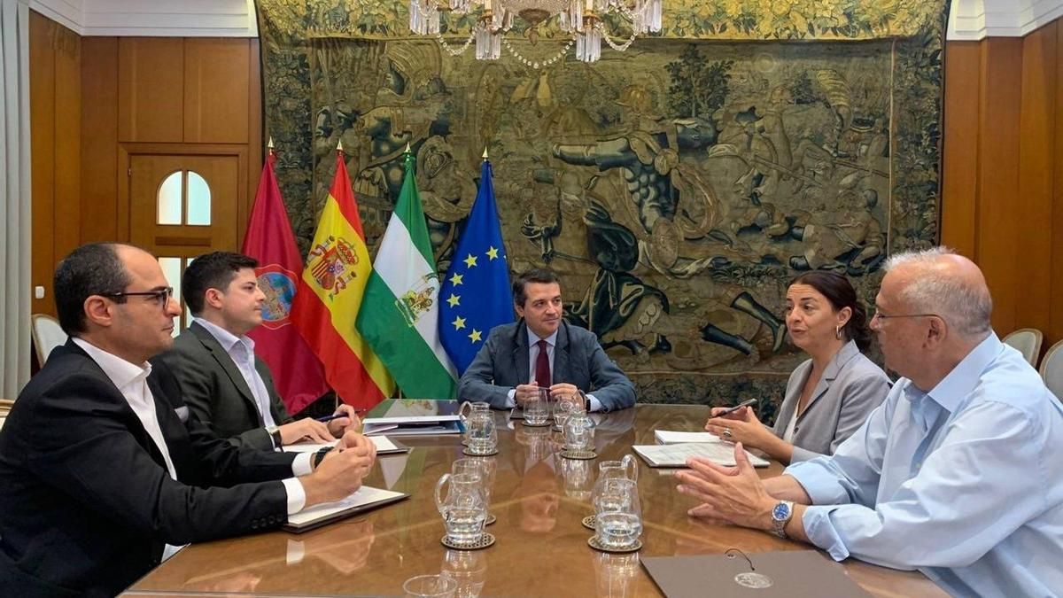 El alcalde de Córdoba, José María Bellido (centro), en su encuentro con representantes de la Unión por el Mediterráneo y de la Fundación Anna Lindh.