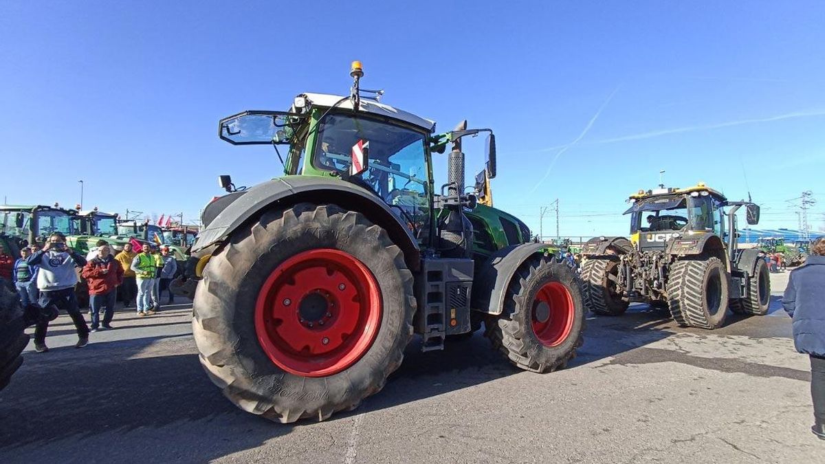 Grandes tractores acudieron a la la concentración.