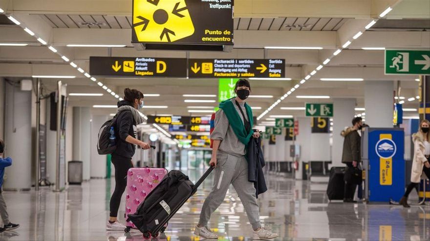 Los menores británicos que no tengan la pauta completa de vacunación podrán entrar a Canarias con una PCR negativa