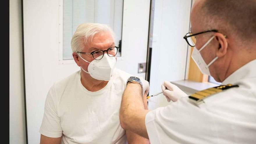 El presidente alemán recibe la vacuna de AstaZeneca contra el coronavirus