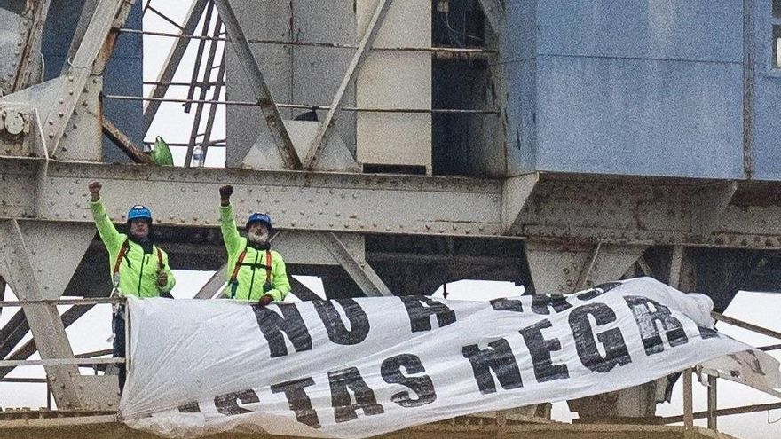 A 25 metros del suelo y sin fecha de bajada: 20 días de protesta en una grúa de Navantia en San Fernando