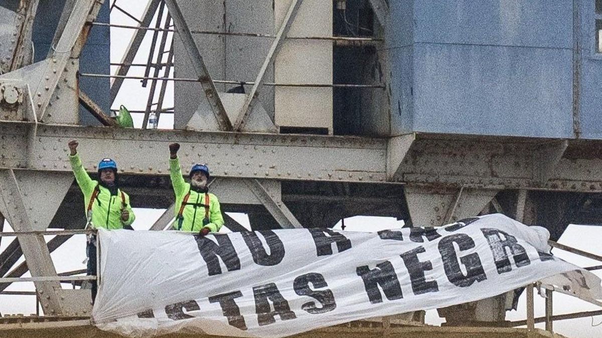 A 25 metros del suelo y sin fecha de bajada: 20 días de protesta en una grúa de Navantia en San Fernando