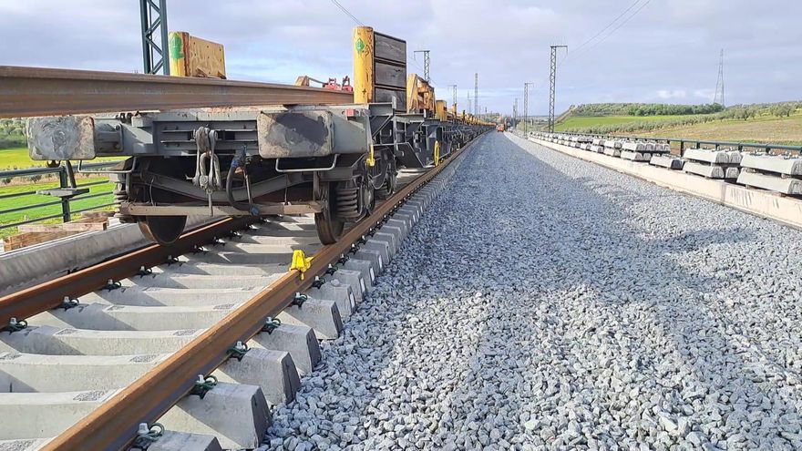 Comienza el montaje de vía para conectar Mérida con la línea de alta velocidad de Extremadura