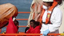 Rescatan a 11 inmigrantes de una patera volcada en el Estrecho