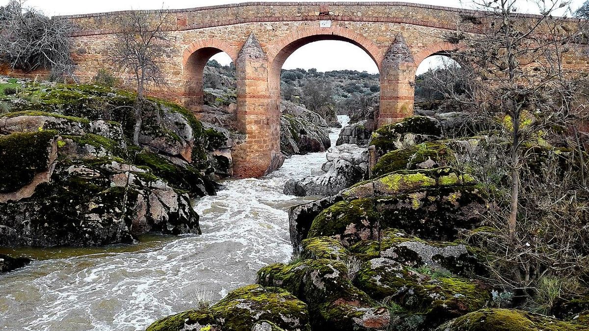 Desmantelada la vía ferrata y las tirolinas de Santa Ana de Pusa tras meses de polémica por su impacto ambiental