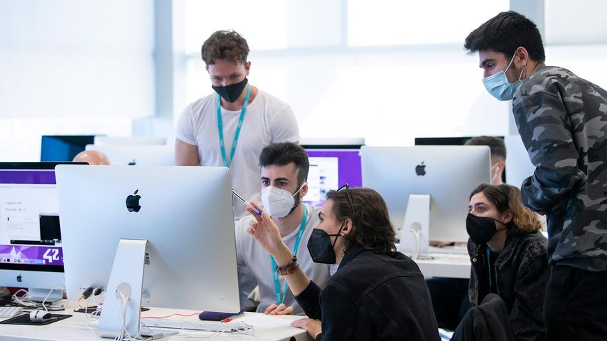 Varios estudiantes de 42, el campus gratuito para formarte en las profesiones del futuro