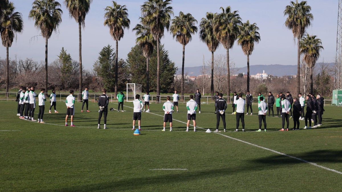 Minuto de silencio de la plantilla del Córdoba CF el pasado lunes