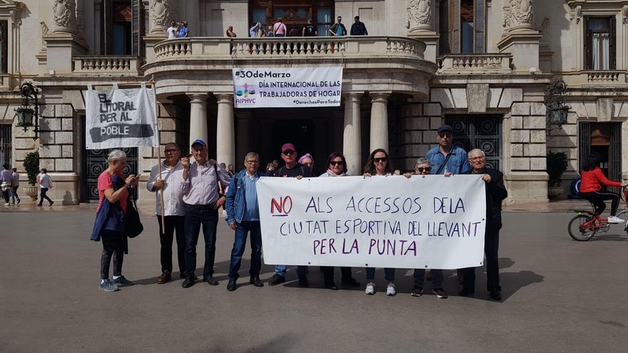 Los vecinos y vecinas protestan en la plaza del Ayuntamiento.