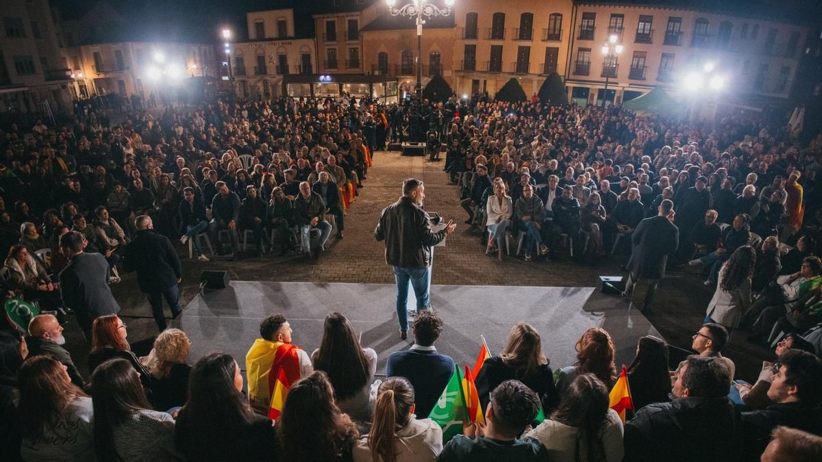 Abascal llama "traidor" y "carroñero" a Sánchez por "perjudicar a los españolitos" y justifica la postura de Trump