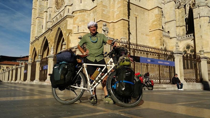 Álvaro Neil en la plaza de la Catedral de León