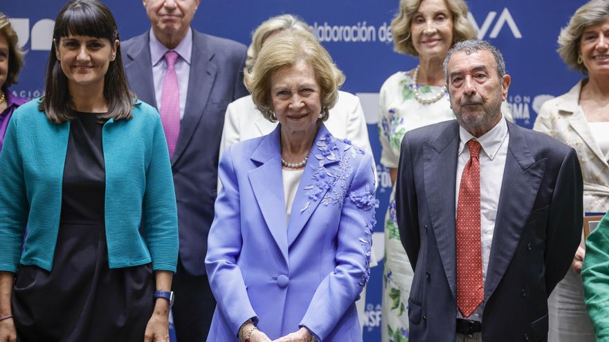 La reina Sofía entrega el premio extraordinario Valor Añadido al cineasta José Luis Garci