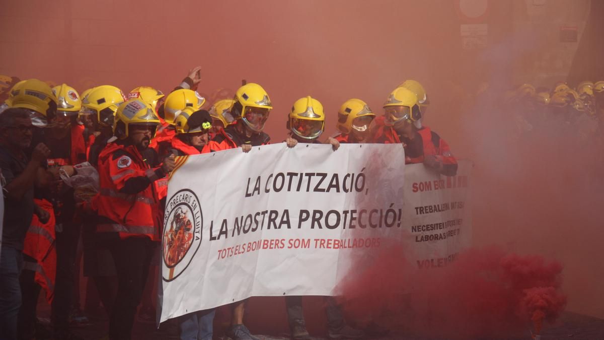 Los Bomberos se manifiestan en Barcelona para reclamar mejoras en salarios y equipos de protección