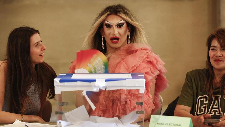 Una "drag queen" preside una mesa electoral ya preparada para una actuación por la noche