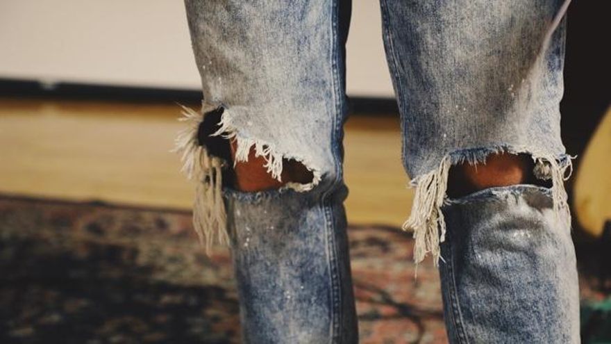 Cinco cosas que hacer con tus viejos jeans o vaqueros rotos