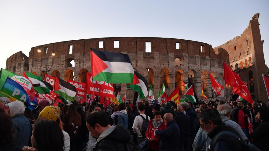 Manifestantes en apoyo al pueblo palestino y a la Flotilla Global Sumud en Roma.