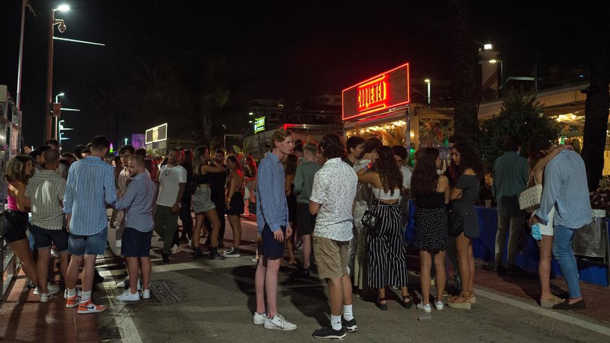 Ambiente en el puerto deportivo de Marbella. 