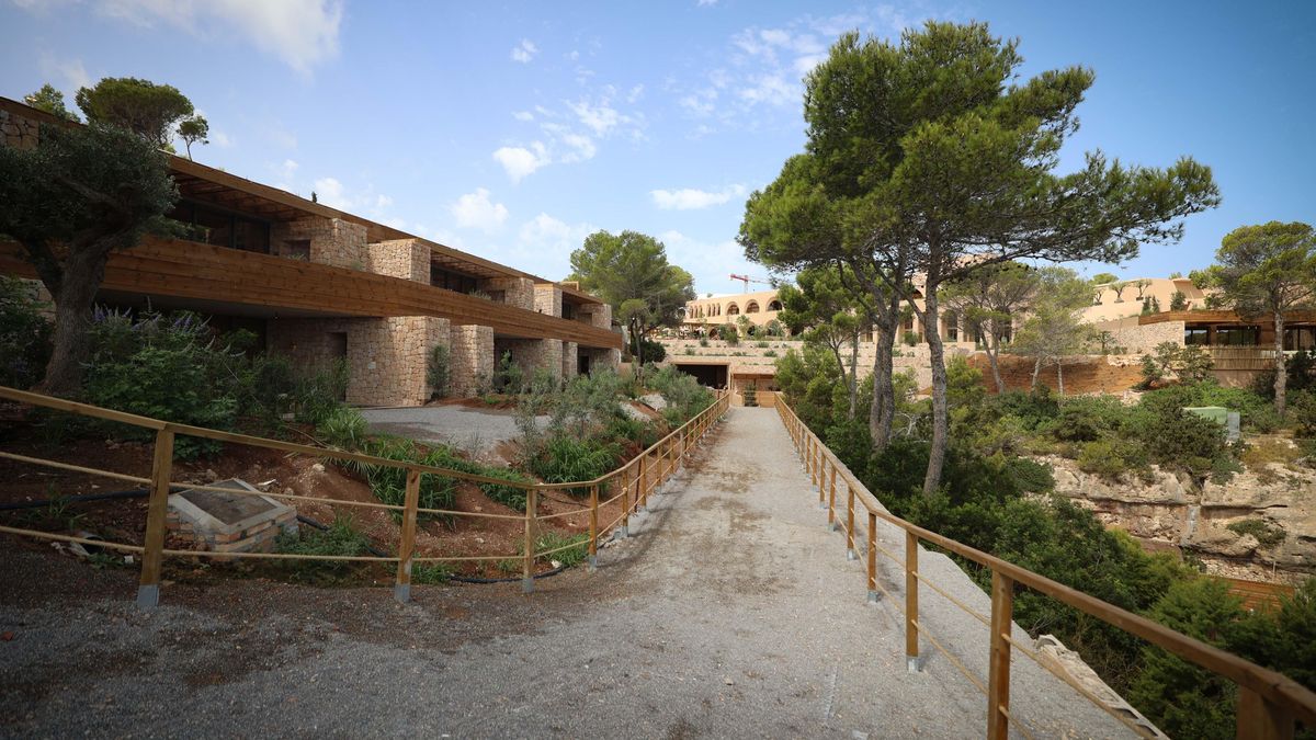 El camino perteneciente al hotel que llega hasta la cala.