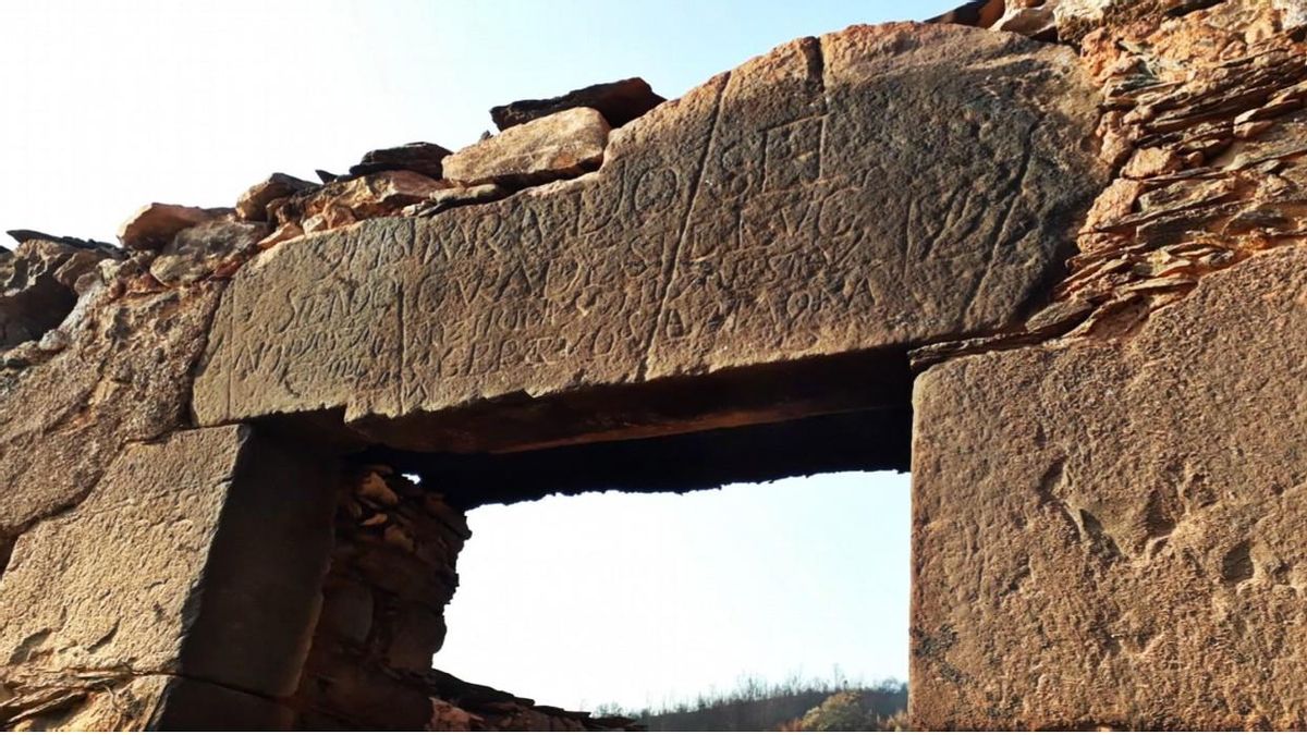 La inscripción epigráfica antigua hallada en el dintel de una puerta quemada por el incendio forestal en Orellán.
