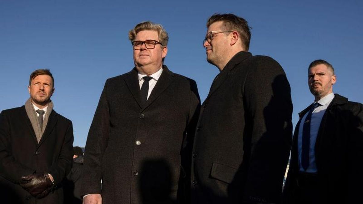 El ministro de Justicia sueco, Gunnar Strömmer, en un centro de educación de adultos de Orebro, en Suecia, tras un tiroteo, el 5 de febrero de 2025.