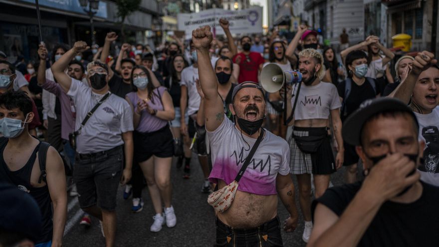 La protesta, convocada de forma simultánea en más de un centenar de localidades de toda España, cortó varias calle de la capital madrileña a partir de las 21 horas, cuando una parte de los asistentes marcharon desde Sol