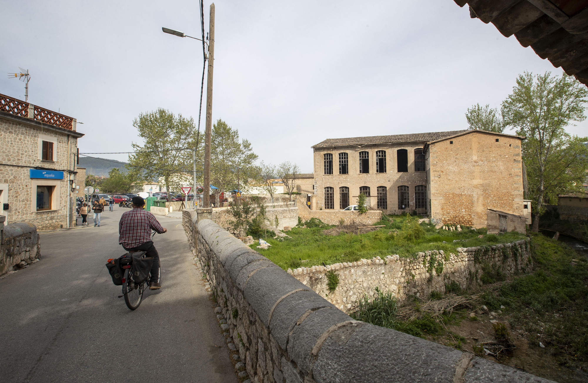 Imatge actual de la històrica Fàbrica Nova de Sóller, a la dreta, construïda el 1921 i avui element patrimonial de primer ordre