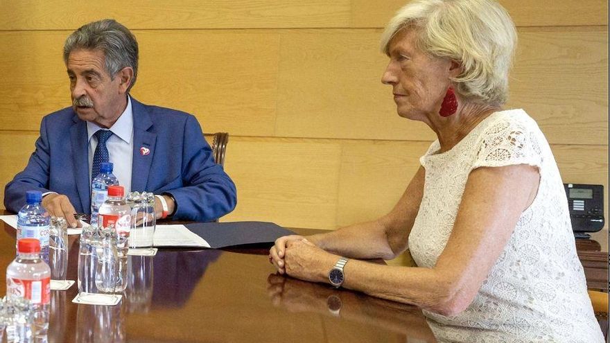 Los sindicatos docentes piden a Revilla que intervenga en el "desaguisado" de las plazas de interinos: "Tememos que vuelva a ocurrir"