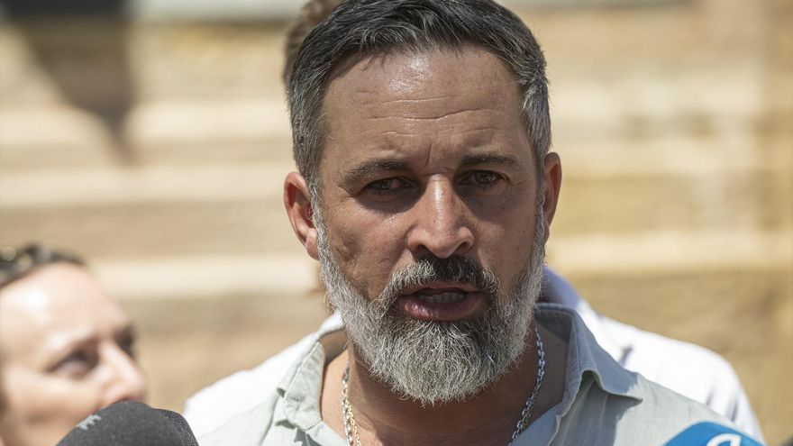 El presidente de VOX, Santiago Abascal, atiende a los medios, en la plaza de África, a 2 de agosto de 2026, en Ceuta (España). El presidente de VOX se encuentra en Ceuta para abordar las consecuencias de la crisis migratoria. Marcos Moreno / Europa Press